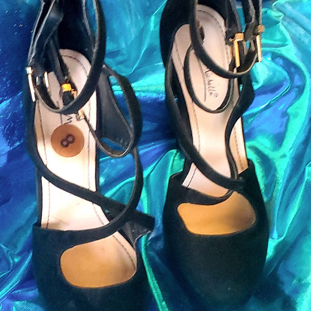 Black high heels size 8,